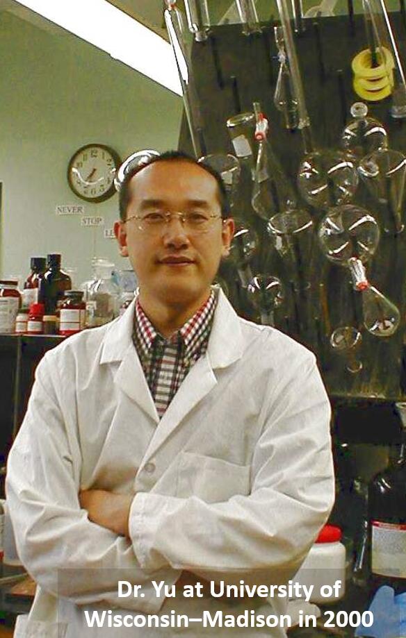 Dr. Lee Gengli Yu in the laboratory